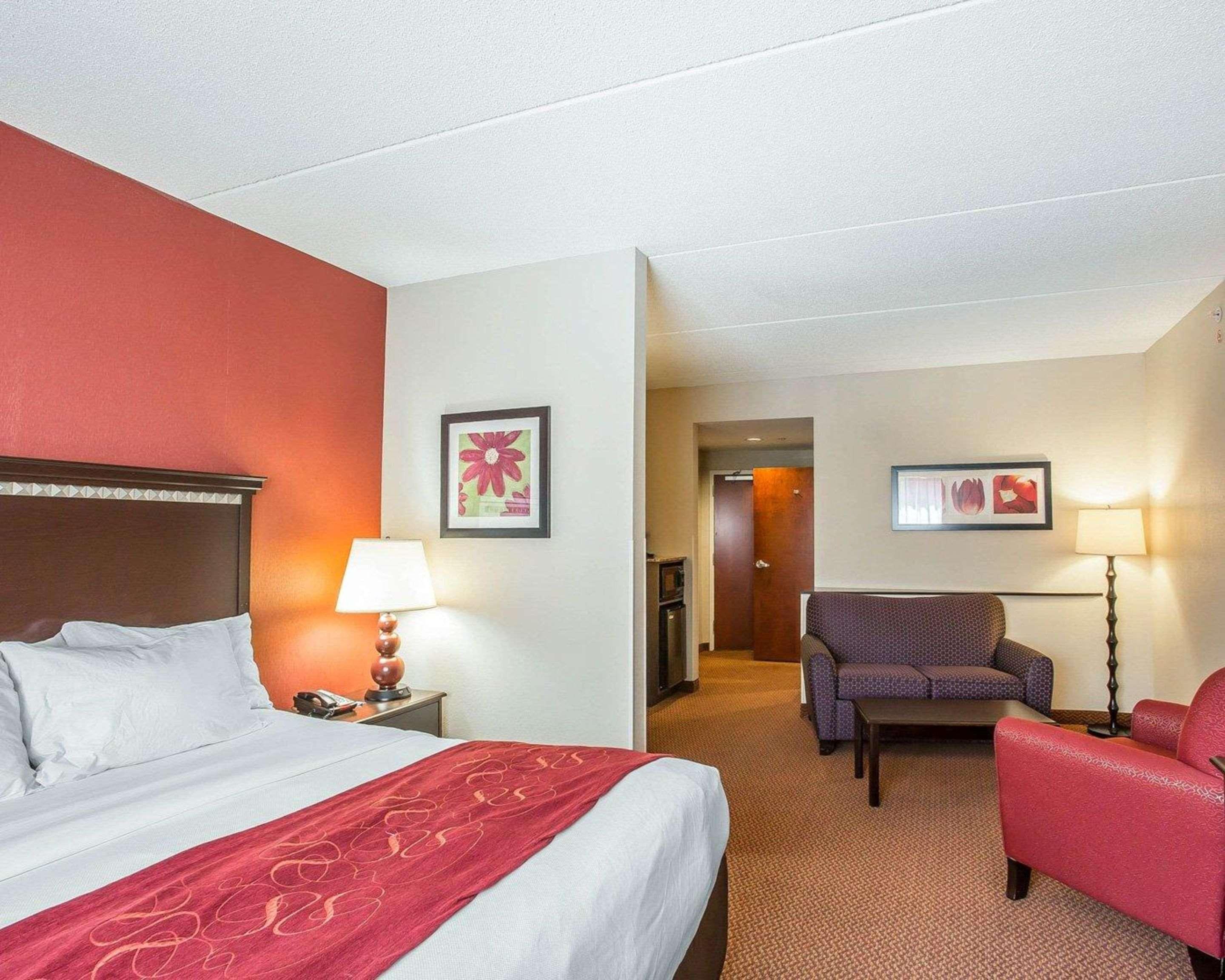 Comfort Suites Manchester Bagian luar foto